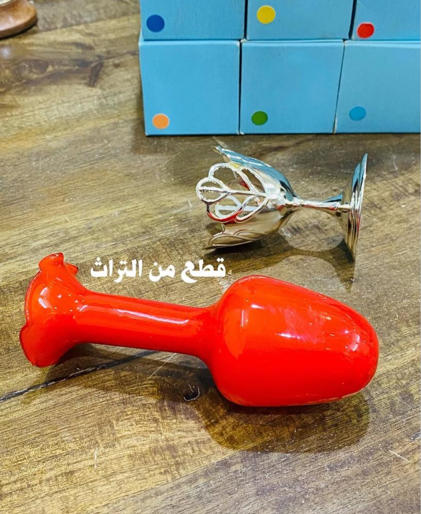 من النوادر؛ فازات جميلة جداً وقديمة من الزجاج والمعدن؛ بألوان زاهية؛ مخزنة تخزين ممتاز بالكرتون؛ صناعة اليابان  السعر للحبة الواحدة