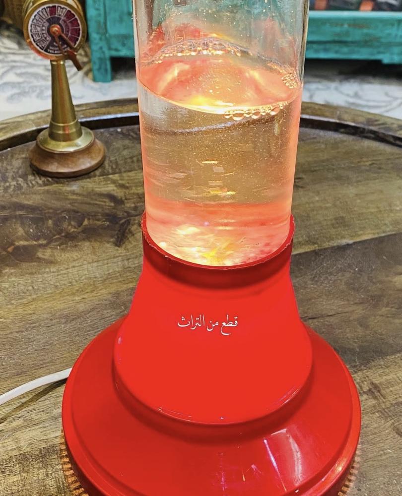 من البنود الشحيحة؛ طفاية دخان فترة الثمانينات كبيرة الحجم يوجد بها إضاءة تعمل على الكهرباء ؛كما يوجد بها منظر جمالي عبارة عن قطع صغيرة  داخل السائل