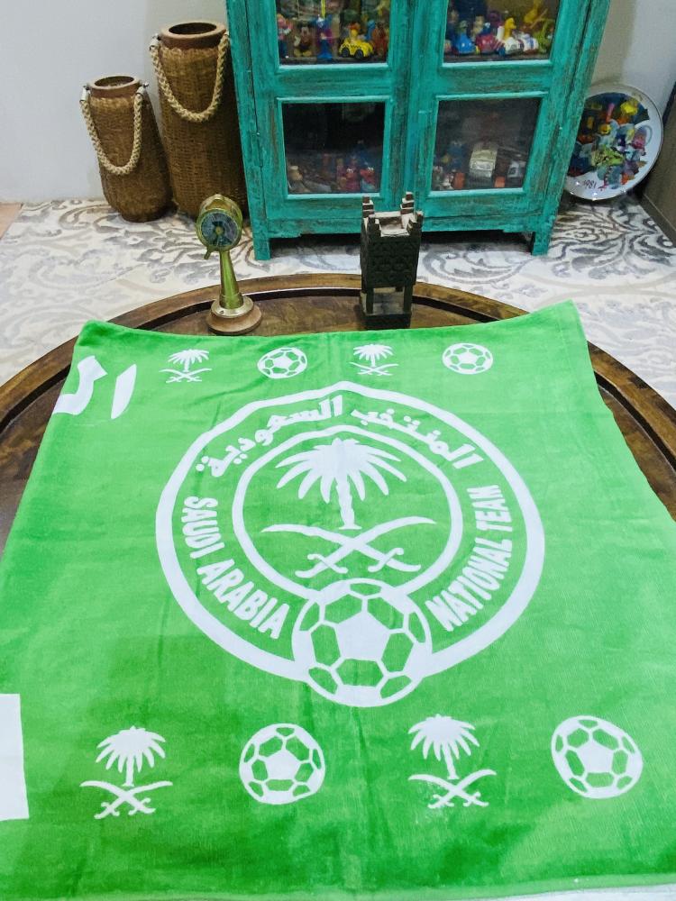 من البنود المميزة؛ منشفة بطول ١٢٠سم بشعار المنتخب السعودي؛ مخزنة بالمغلف الخاص بها