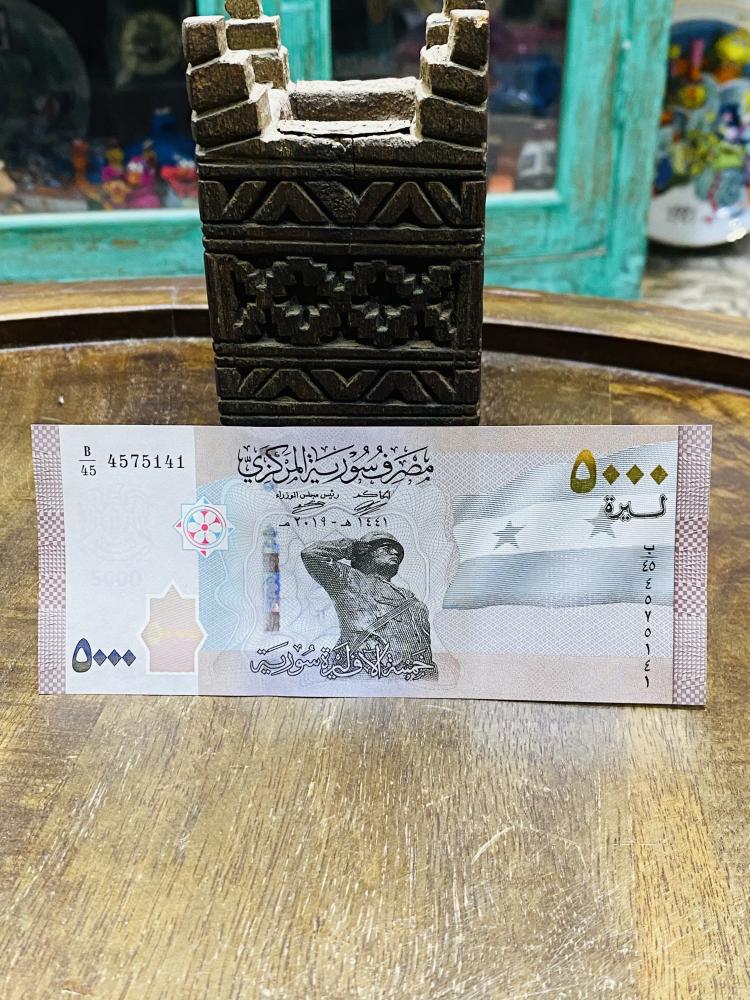 عملتين سورية جميعها آنسر فئة ٥٠٠ ليرة عام ١٩٩٨م والأخرى فئة ٥٠٠٠ ليرة عام ٢٠١٩م السعر للجميع والرقم التسلسلي حسب المتوفر