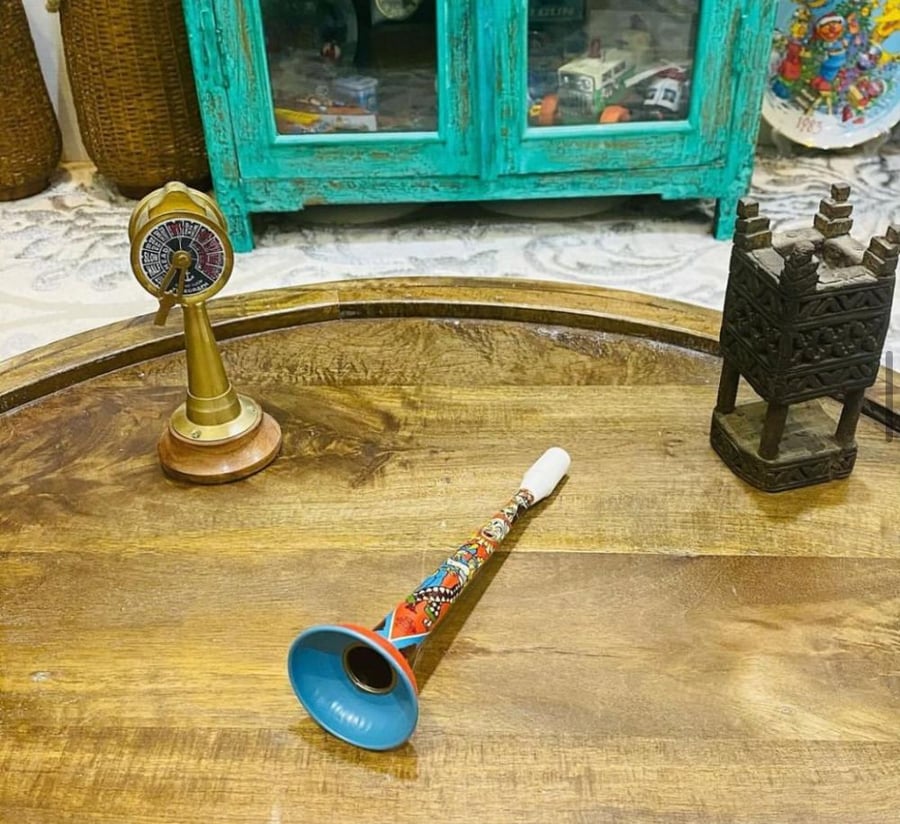 من النوادر؛ زميرة من الصاج بحجم كبير لون أحمر وأزرق ؛ تحفة نادرة مكمّلة لقسم الألعاب في المتحف؛ صناعة أمريكية