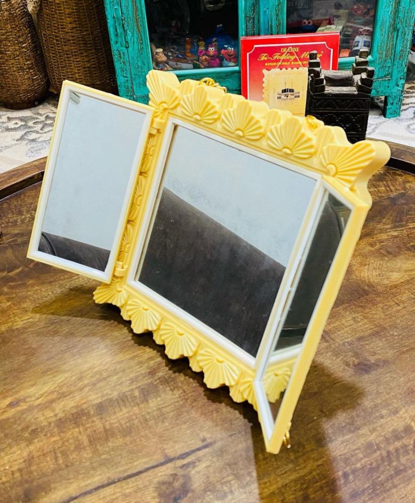 From the gifts of the pilgrims in the past; a scene carrying an image of the Grand Mosque or the Prophet's Mosque and the scene opens with two doors on three mirrors as shown in the pictures; stored in cardboard with excellent storage, unused for about 45