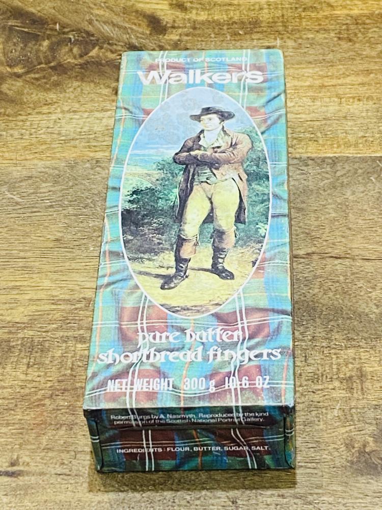 من النوادر؛ علبة معدنية مستطيلة الشكل مميزة برسمة طولية نادرة قديمة وأنيقة جداً (قطعة متحفية مميزة)