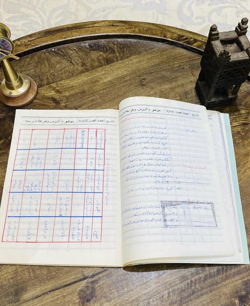من البنود الشحيحة؛ دفتر لطالب في معهد البريد الثانوي بالدمام عام ١٩٧٨م؛ الدفتر مليء بالشروحات والصور؛ مكمل للركن التعليمي في المتحف؛ واضح في الجدول أيام الدراسة من السبت إلى الخميس والإجازة يوم واحد وهو الجمعة (م)