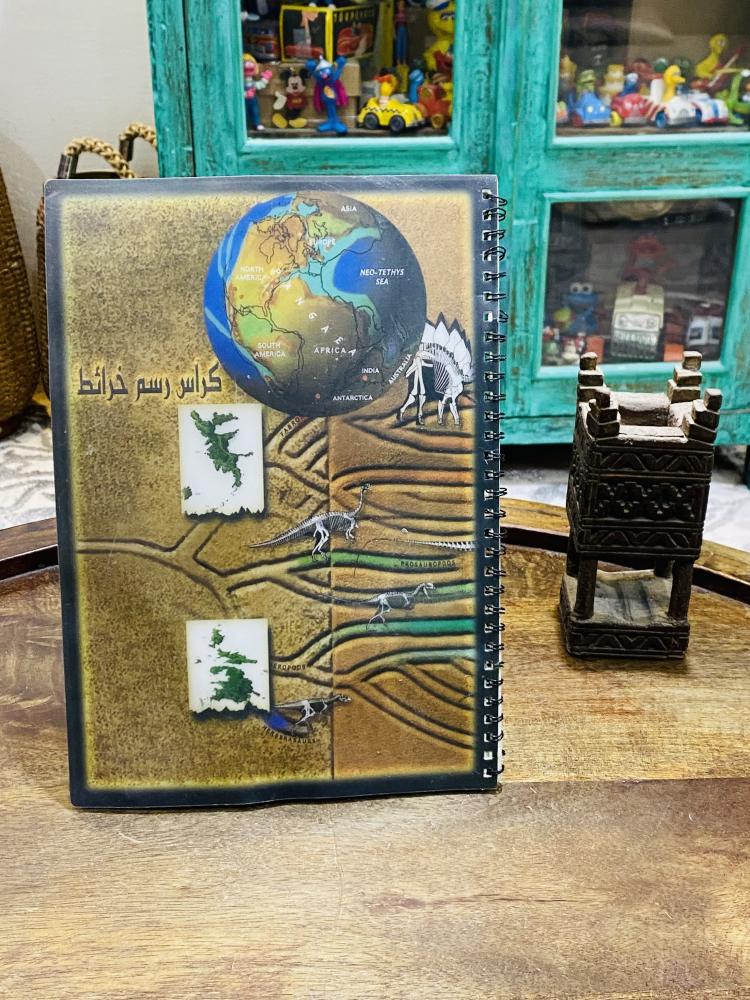 من النوادر؛ كراسة رسم لمادة الجغرافيا لإحدى الطالبات؛ مليئة بالخرائط المرسومة باليد وبشكل جميل ومتقن