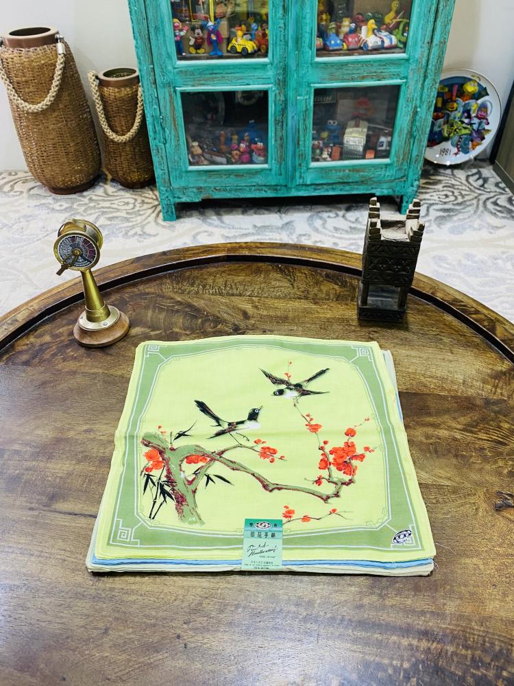 من النوادر؛ منديل قطن ١٠٠٪ بحجم ٣٠سم في ٣٠سم قديم جداً عمره أكثر من ٥٠ عام متوفر بثلاث ألوان حسب الاختيار والسعر للمنديل الواحد؛ صناعة جمهورية الصين الشعبية