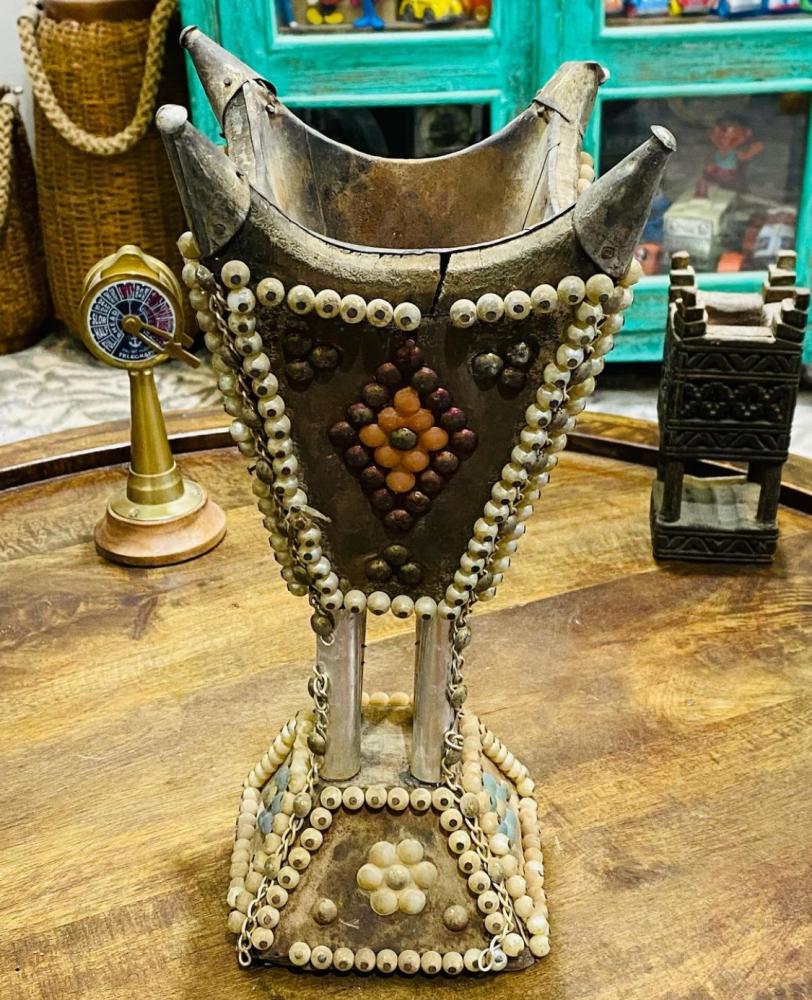 من النوادر؛ مبخرة من الخشب الطبيعي بشكل غريب ومميز قديمة جداً؛ وتعتبر من البنود المتحفية المميزة
