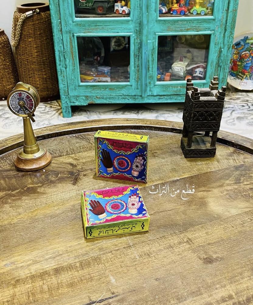 من النوادر؛ علبة حنّـا النقش؛ قديمة مخزنة تخزين ممتاز؛ إنتاج باكستان السعر للعلبة الواحدة والبيع كتراث وعرض وليس للإستخدم