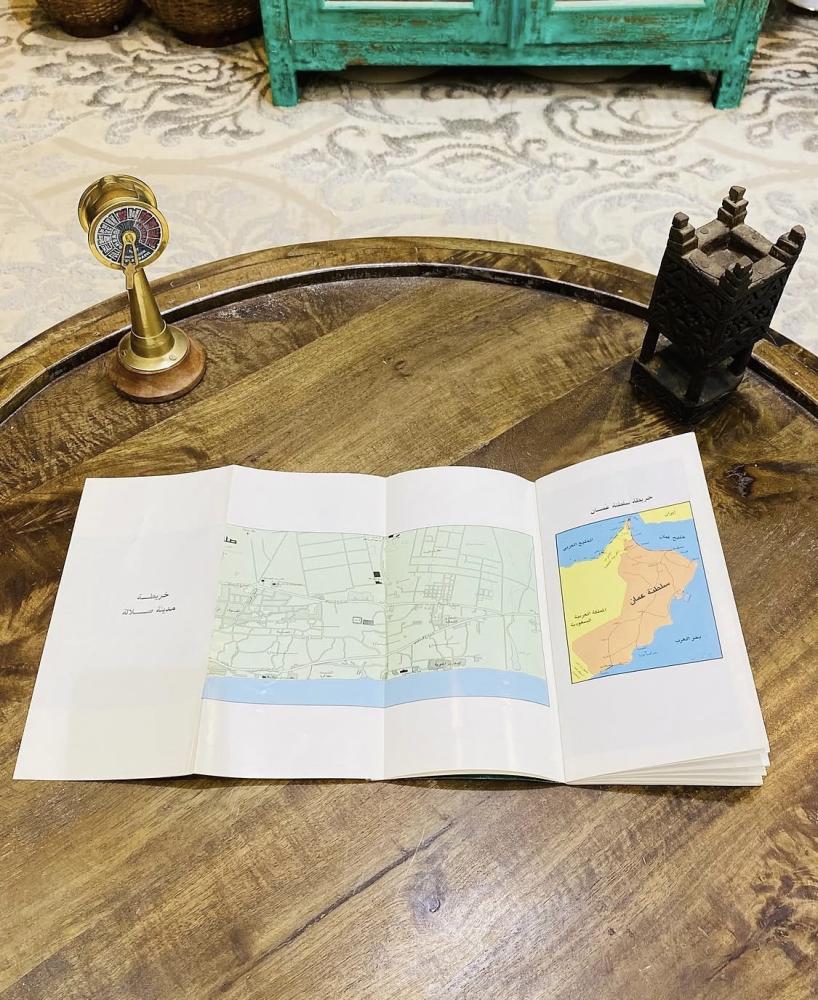 من النوادر؛ كتيب عن مناطق سلطنة عمان "الدليل السياحي للمنطقة الجنوبية" يحوي الكثير من الصور والأماكن السياحية  (م)