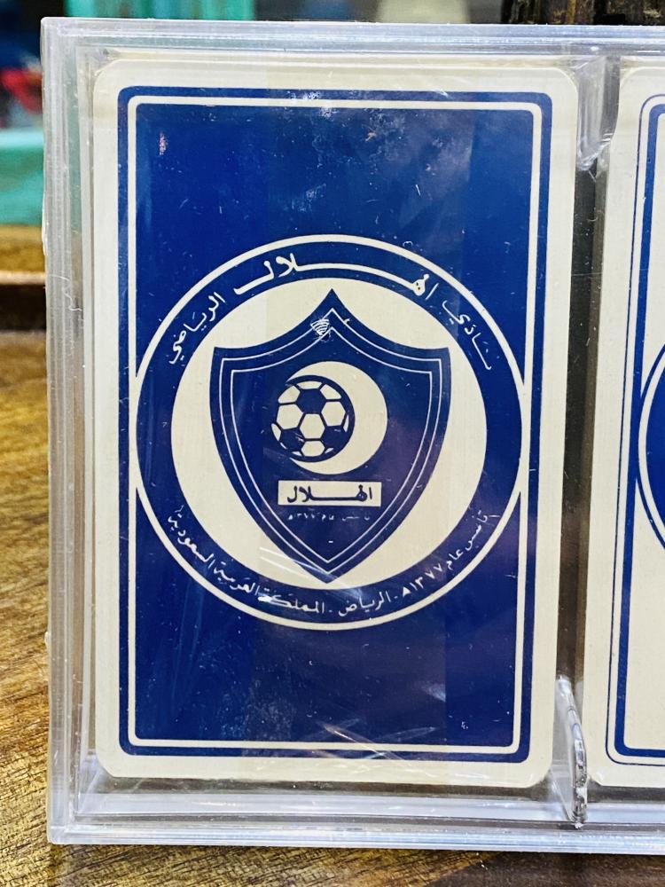 من البنود الشحيحة؛ علبة بداخلها علبتين ورق بلوت بشعار نادي الهلال السعودي عمرها أكثر من ٤٠ عام مخزنة تخزين ممتاز لم تستخدم