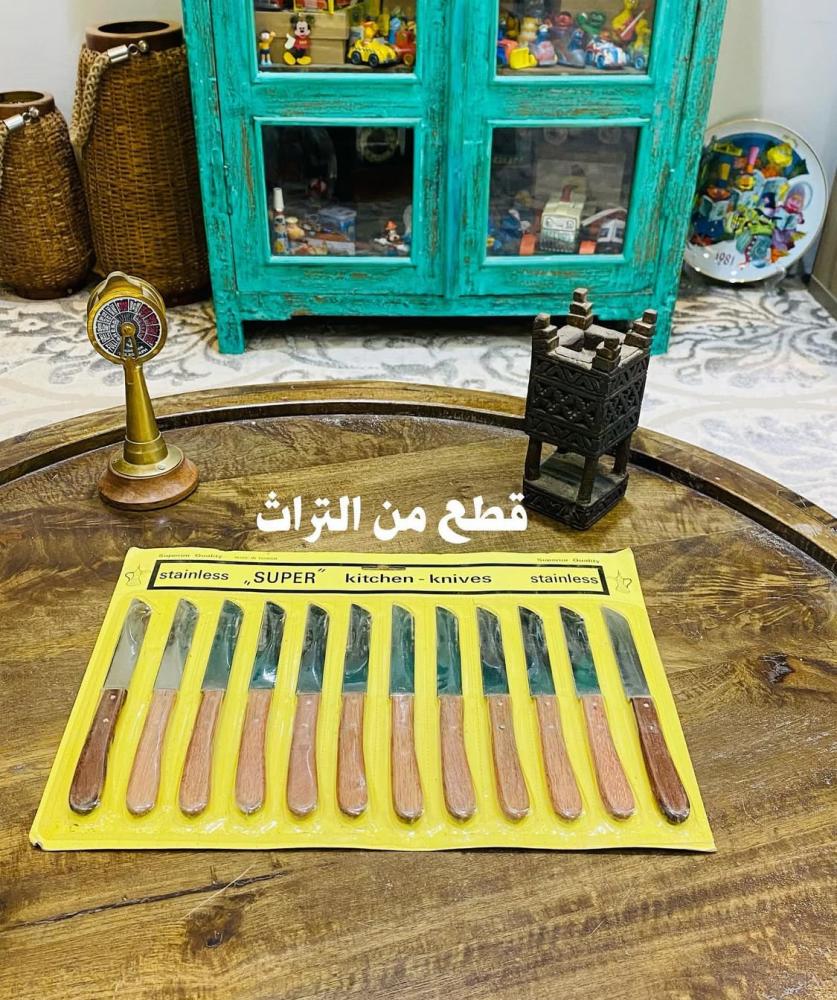 من النوادر مغلف بداخله عدد ١٢ سكين مقبضها من الخشب؛ قديمة مخزنة تخزين ممتاز؛ صناعة تايوان السعر للمغلف كامل