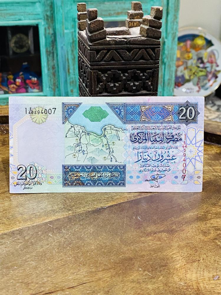 ٢٠ دينار ليبي تذكاري الإصدار الأول منظومه النهر الصناعي ومن الخلف صورة ملوك ورؤساء افريقيا مع ياسر عرفات حاله ممتازة
