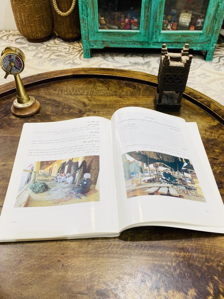 من النوادر؛ كتاب ضخم بعنوان “الجنادرية ماضي وحاضر” إصدار خاص عن الجنادرية عام ١٤١٨هـ؛ مليء بالصور والشروحات