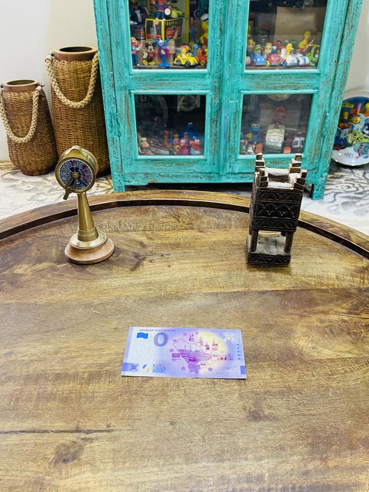 من البنود التذكارية المميزة؛ عملة تذكارية زيرو يورو بحالة (آنسر)؛ تحتوي على خريطة دول الخليج ومعلم لكل دولة وفي وسط خريطة المملكة صورة الحرم المكي؛ يعتبر من البنود المميزة لهواة جمع العملات