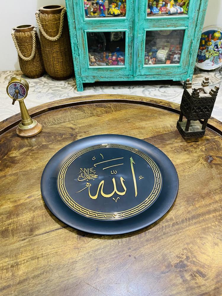 من النوادر؛ تعليقة دائرية من البلاستيك المتين كانت توضع في الغالب عند رف التلفزيون أو في مكان عرض واضح في المجالس قطرها ٣٠ سم اشتهرت بداية الثمانينات الميلادية