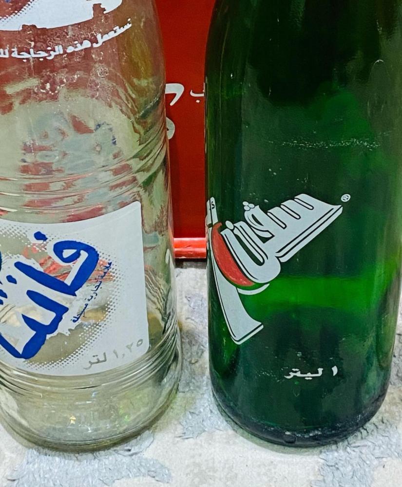 من البنود الشحيحة جداً؛ عدد ٥ غراش كبيرة الحجم للمشروبات الغازية سعة ١ لتر و ١ لتر وربع؛ مع صندوقها الخاص من شركة كوكا كولا (يعتبر بند متحفي من الدرجة الأولى) السعر للجميع