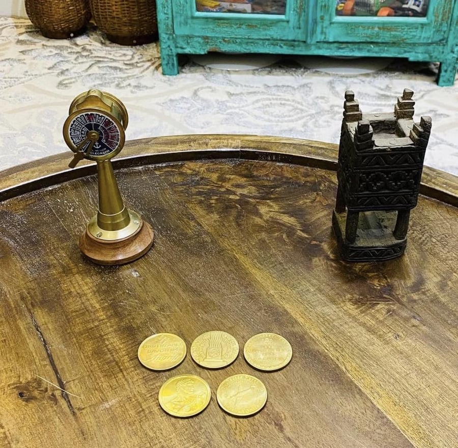 من النوادر؛ ميداليات نازية متوسطة الحجم من المعدن الثقيل بلون ذهبي؛ عليها شعارات وصور وطائرات تتبع للنازية بشكل بارز ومدوّن عليها تواريخ مختلفة منها :١٩٣٣م - ١٩٤٢م - ١٩٤٣م السعر للجميع