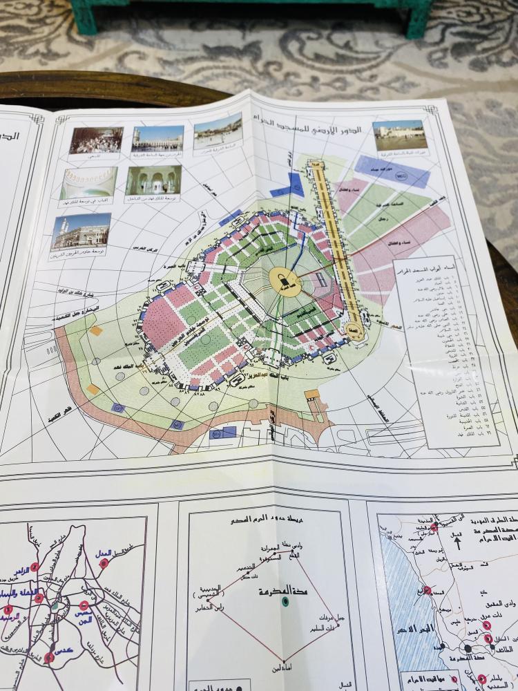 من النوادر؛ وعلى شكل خريطة مطوية (دليل المسجد الحرام والمنطقة المركزية) لعام ١٤١٦هـ