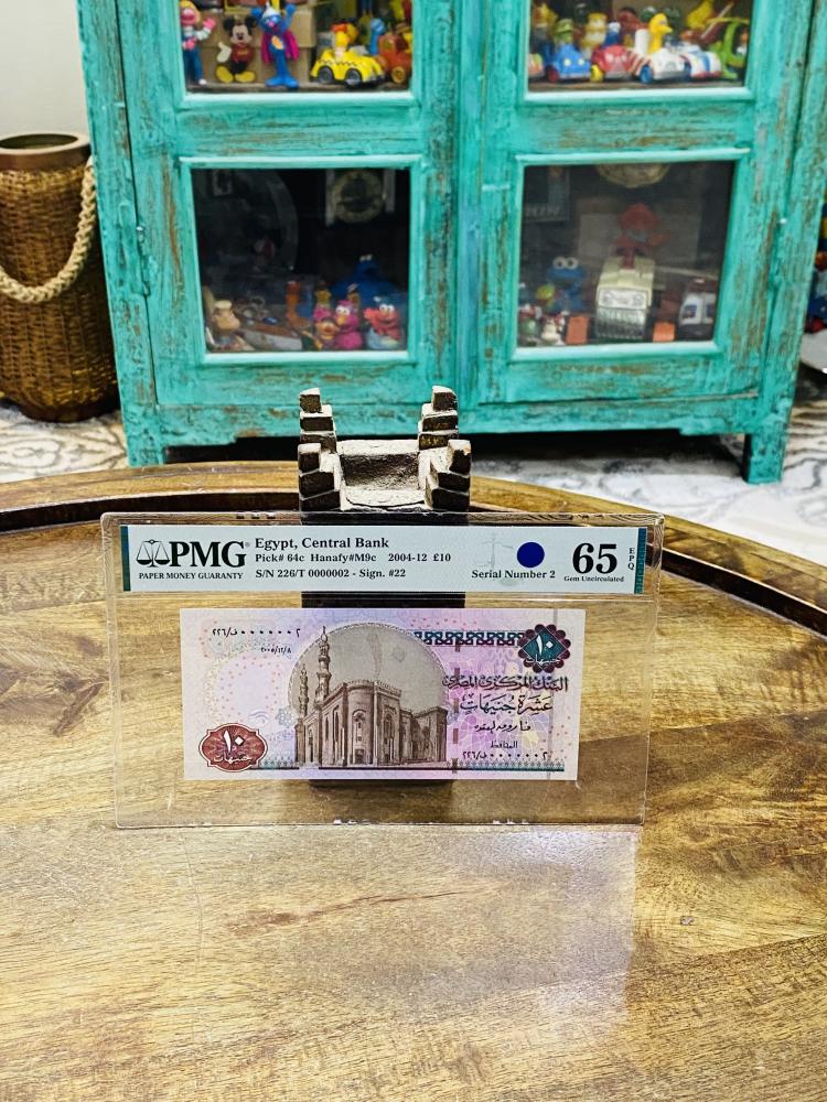 من البنود المميزة؛ ١٠ جنية مصري إصدار  عام ٢٠٠٤م تقييم ٦٥ من شركة PMG ثانى ورقة ورقم رويال  ٠٠٠٠٠٠٢