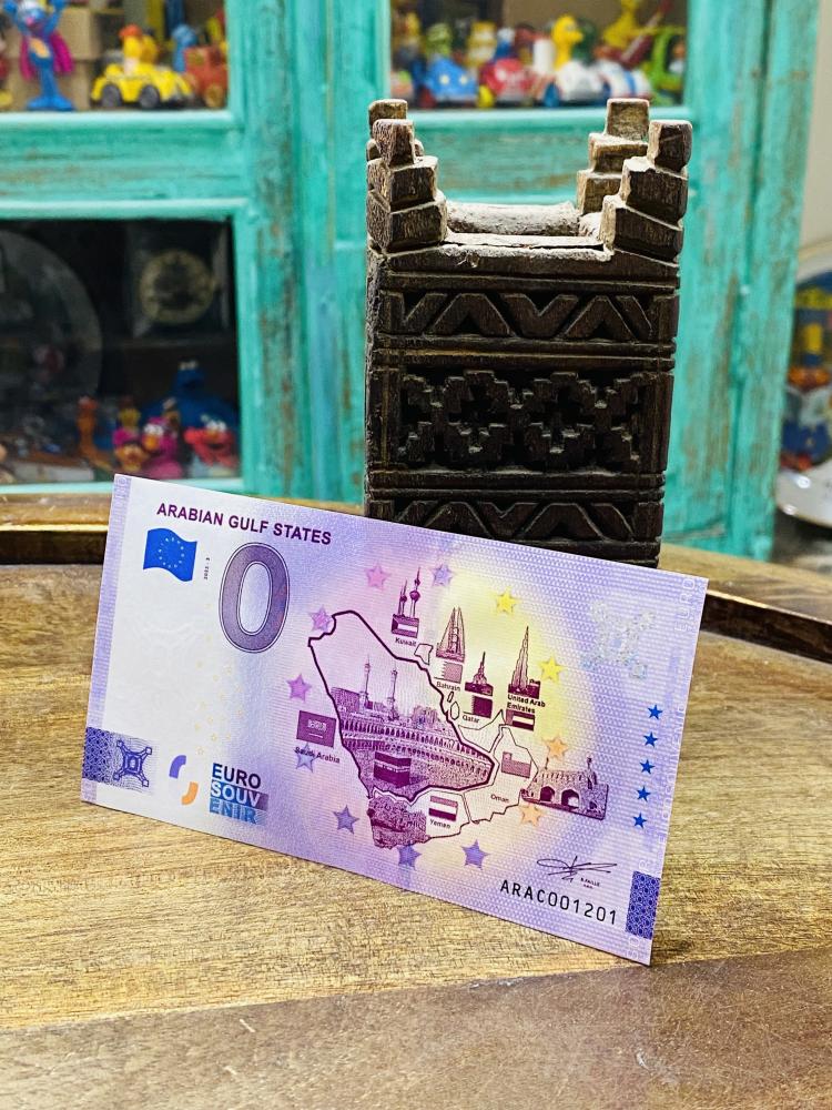 من البنود التذكارية المميزة؛ عملة تذكارية زيرو يورو بحالة (آنسر)؛ تحتوي على خريطة دول الخليج ومعلم لكل دولة وفي وسط خريطة المملكة صورة الحرم المكي؛ يعتبر من البنود المميزة لهواة جمع العملات