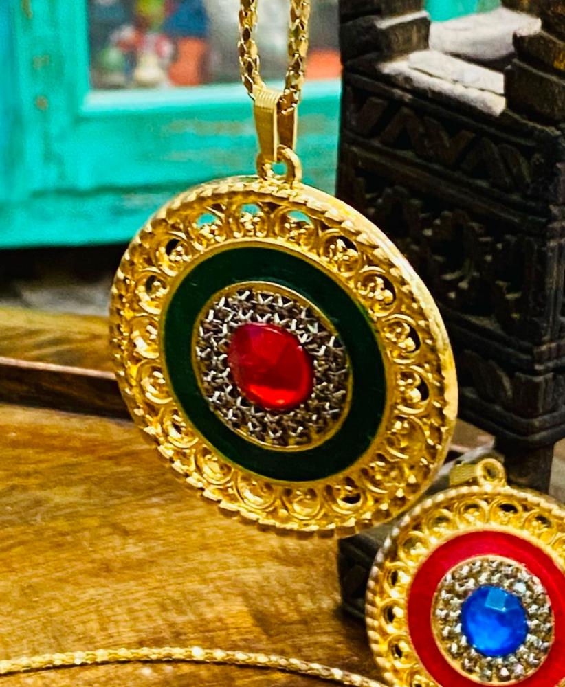 من النوادر؛ ومن هدايا الحجاج قديماً؛ قلادة كبيرة الحجم ثقيلة الوزن؛ عمرها أكثر من خمسين عام؛ بألوان زاهية؛ مخزنة تخزين ممتاز؛ السعر للحبة واللون حسب المتوفر