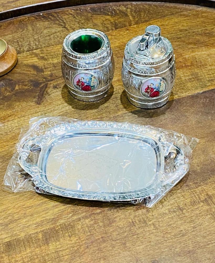 من القطع المميزة؛ طقم مكون من ولاعة وطفاية على شكل برميل ثقيلة الوزن إضافة إلى طوفرية صغيرة من الاستانلس ستيل؛ قديمة ومخزنة بالكرتون تخزين ممتاز لم تستخدم؛ صناعة اليابان