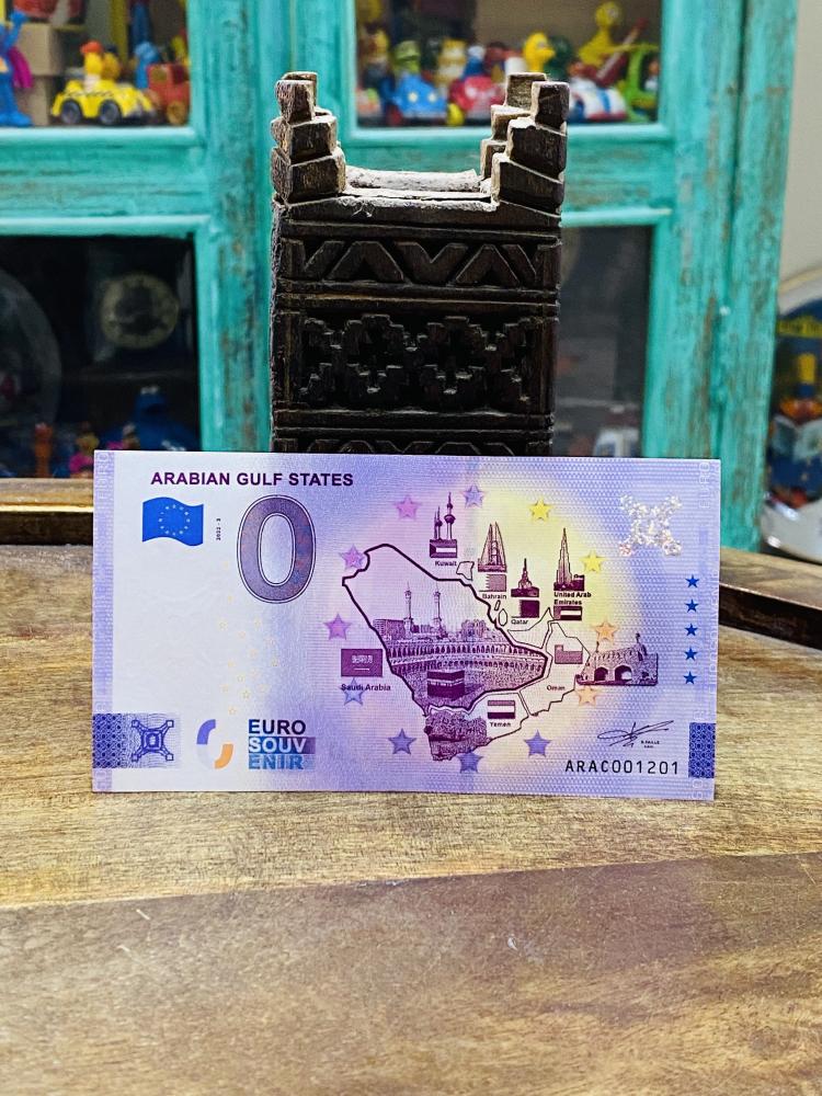 من البنود التذكارية المميزة؛ عملة تذكارية زيرو يورو بحالة (آنسر)؛ تحتوي على خريطة دول الخليج ومعلم لكل دولة وفي وسط خريطة المملكة صورة الحرم المكي؛ يعتبر من البنود المميزة لهواة جمع العملات