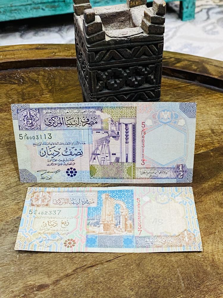 نصف وربع دينار ليبي الإصدار الخامس حالات جيدة جداً مع وجود قطع في فئة الربع موضح في الصور