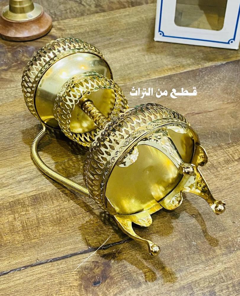 من نوادر المباخر الأنيقة جداً والمبتكرة في وقتها؛ مبخرة من المعدن  بنقوش جميلة وبممسك حلزوني ورف سفلي يمكن الإستفادة منه كما في الصور المرفقة؛ قديمة ومخزنة بالكرتون تخزين ممتاز ؛ صناعة تايوان