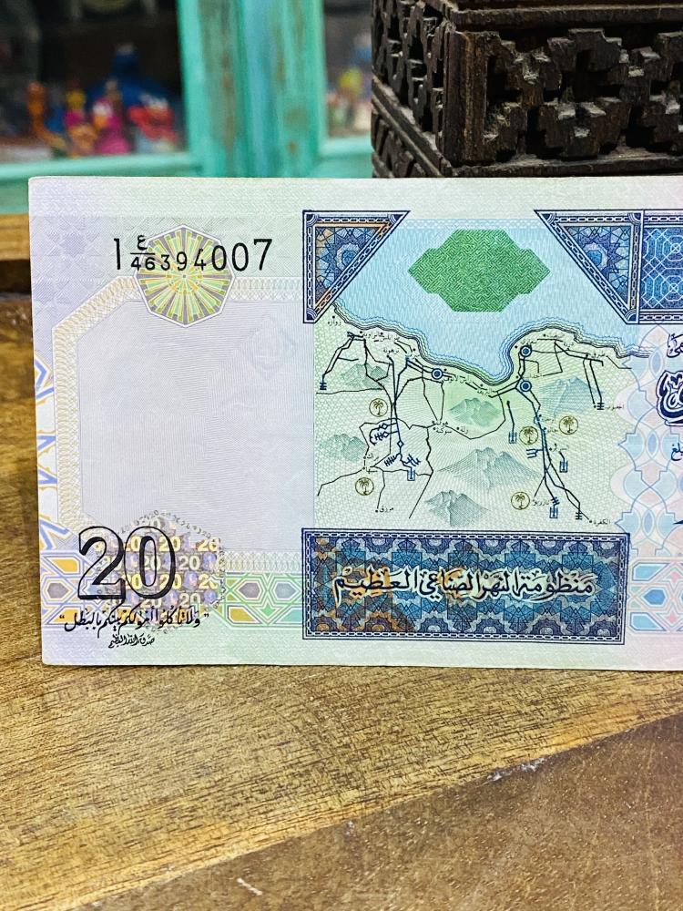 ٢٠ دينار ليبي تذكاري الإصدار الأول منظومه النهر الصناعي ومن الخلف صورة ملوك ورؤساء افريقيا مع ياسر عرفات حاله ممتازة