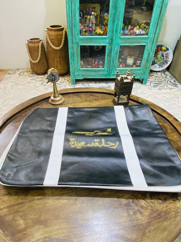 من النوادر؛ الشنطة الأكثر شهرة فترة السبعينات والثمانينات الميلادية (رحلة سعيدة) بحجم كبير بطول ٧٢سم لم تستخدم متوفرة بـ ٣ ألوان (البيع للعرض والديكور) السعر للحبة الواحدة