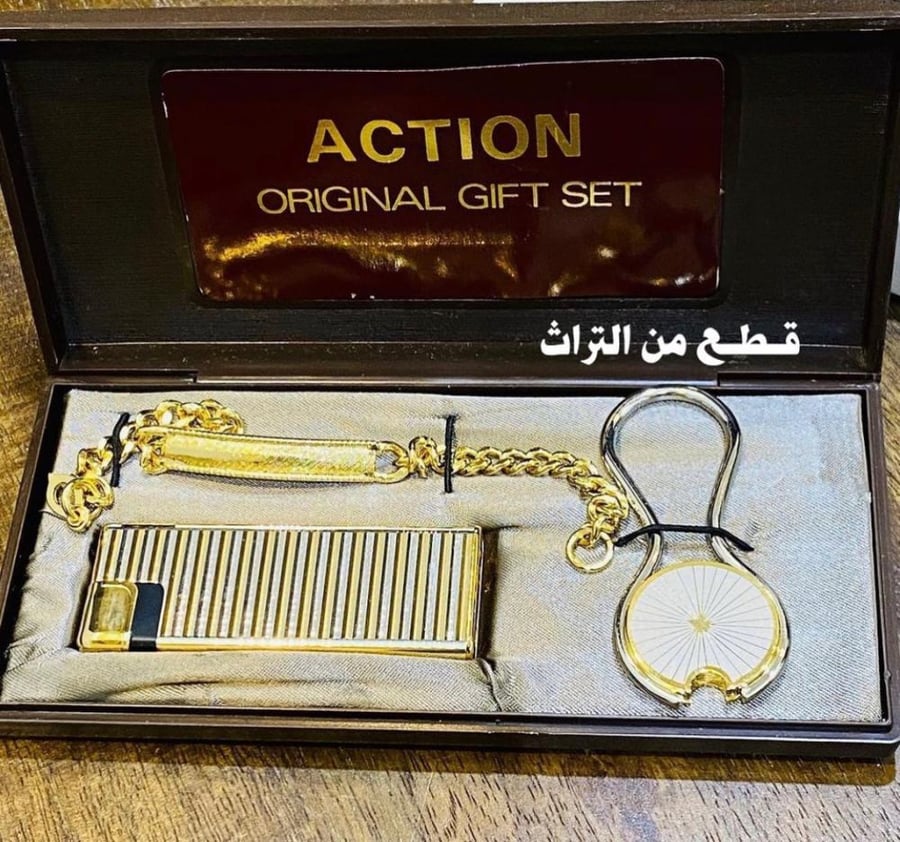من النوادر؛ طقم أنيق مكوّن من ولاعة وميدالية وربطة يدّ؛ قديمة ومخزنة بالعلبة الأصلية؛ كانت من كشخة فترة الثمانينات (البيع للعرض فقط)؛ صناعة اليابان