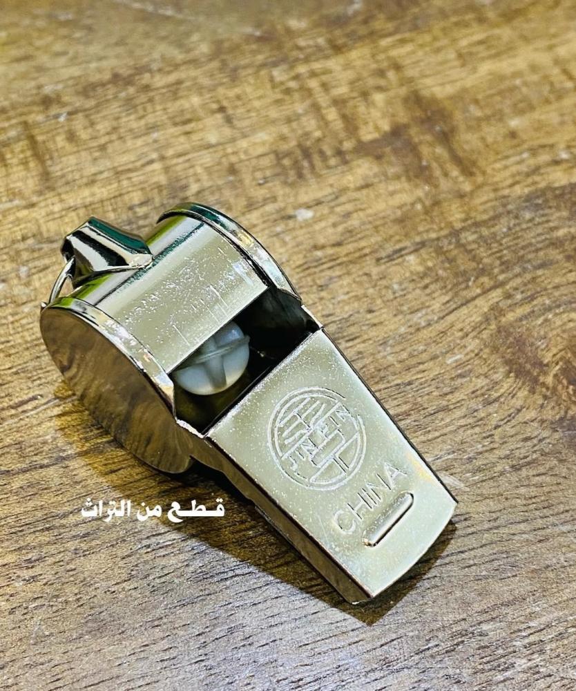 من البنود المميزة؛ صفيرة من المعدن؛ مخزنة بالكرتون تخزين ممتاز؛ صناعة صينية قديمة السعر للصافرة الواحدة وبالإمكان طلب الكرتون كامل ١٢ صافرة