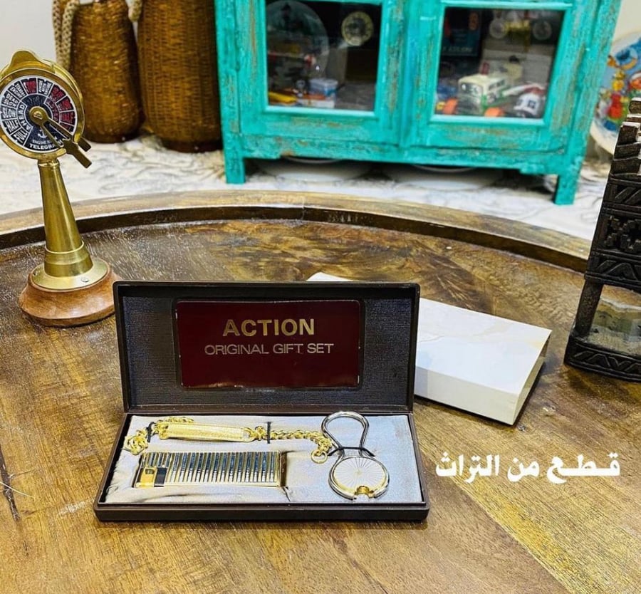 من النوادر؛ طقم أنيق مكوّن من ولاعة وميدالية وربطة يدّ؛ قديمة ومخزنة بالعلبة الأصلية؛ كانت من كشخة فترة الثمانينات (البيع للعرض فقط)؛ صناعة اليابان