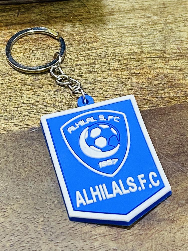 من البنود المميزة؛ ميدالية بشعار نادي الهلال مصنوعة من الربل
