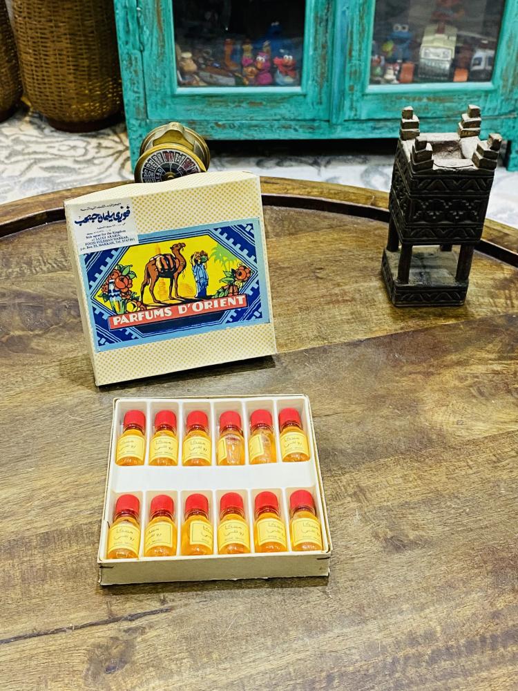 من البنود الشحيحة؛ كرتون يداخله عدد ١٢ غرشة صغيرة بداخلها عطر مسك قديم جداً صناعة فرنسا؛ برائحة جميلة جداً (غير صالح للإستخدام) السعر للكرتون كامل؛ يعنبر مقتنى عالي التميز
