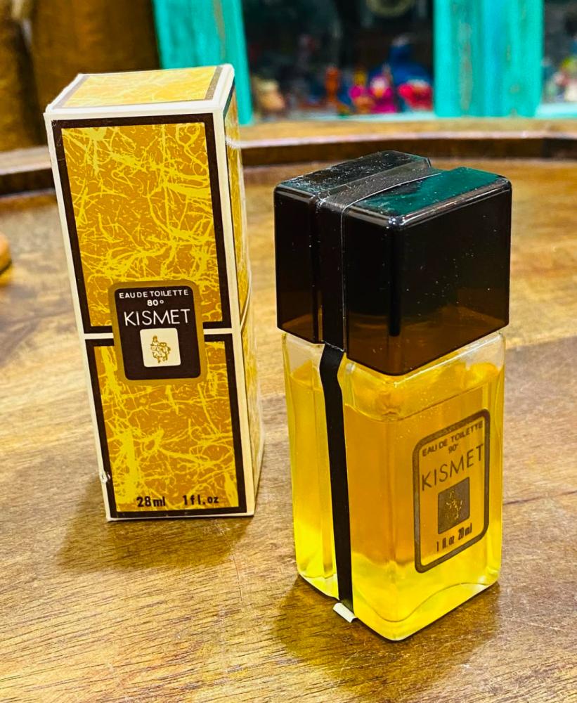 من النوادر؛ عطر صغير الحجم ٢٨ ملي؛ قديم جدا مخزن بالكرتون تخزين ممتاز؛ مكمل لركن العطور في المتحف؛ صناعة اليابان