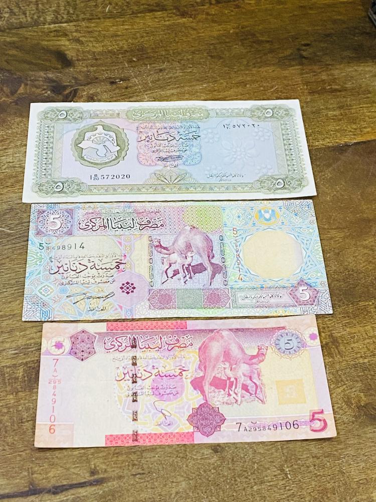 ٣ ورقات فئة ٥ دينار ليبي الإصدار الأول حالة ممتازة والخامس ممتازة مع وجود كتابة والسابع ممتازة