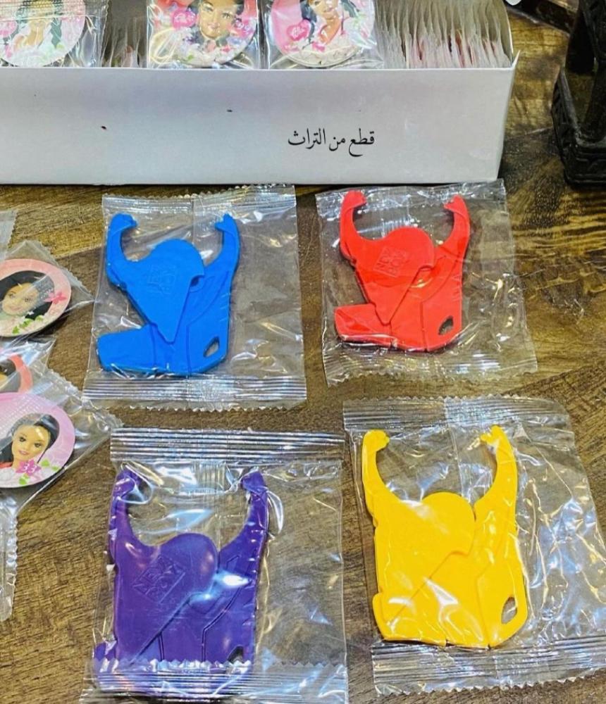 من البنود المميزة؛ علبه بداخلها عدد ١٠٠ صحن من الصحون البلاستيكية المتينة؛ تحمل صور لشخصية فلّة؛ بارزة كما هو واضح في الصور؛ جميع الشخصيات مرقمة؛ مع قاذفة للصحون البلاستيكية من نيو بوي؛ السعر للجميع