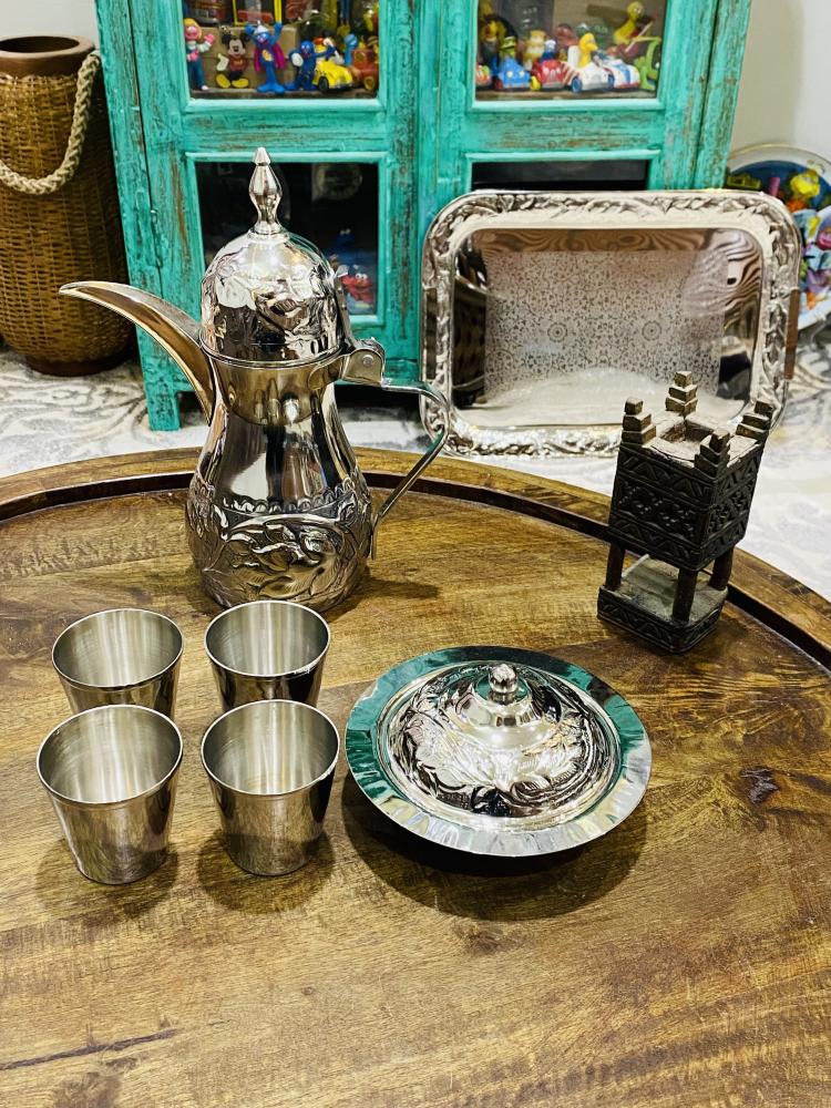 من النوادر؛ طقم من أجود أنواع الاستانلس ستيل مكوّن من دلة ومطبقية تمر و ٤ فناجيل و طوفرية جميعها من الاستانلس ستيل؛ قديمة مخزنة بالكرتون تخزين ممتاز لم تستخدم