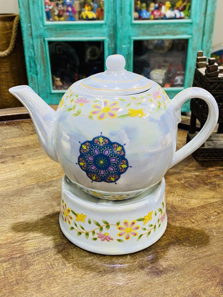 من البنود المميزة؛ طقم من الخزف مكون من ٤ قطع؛ أنيق جداً