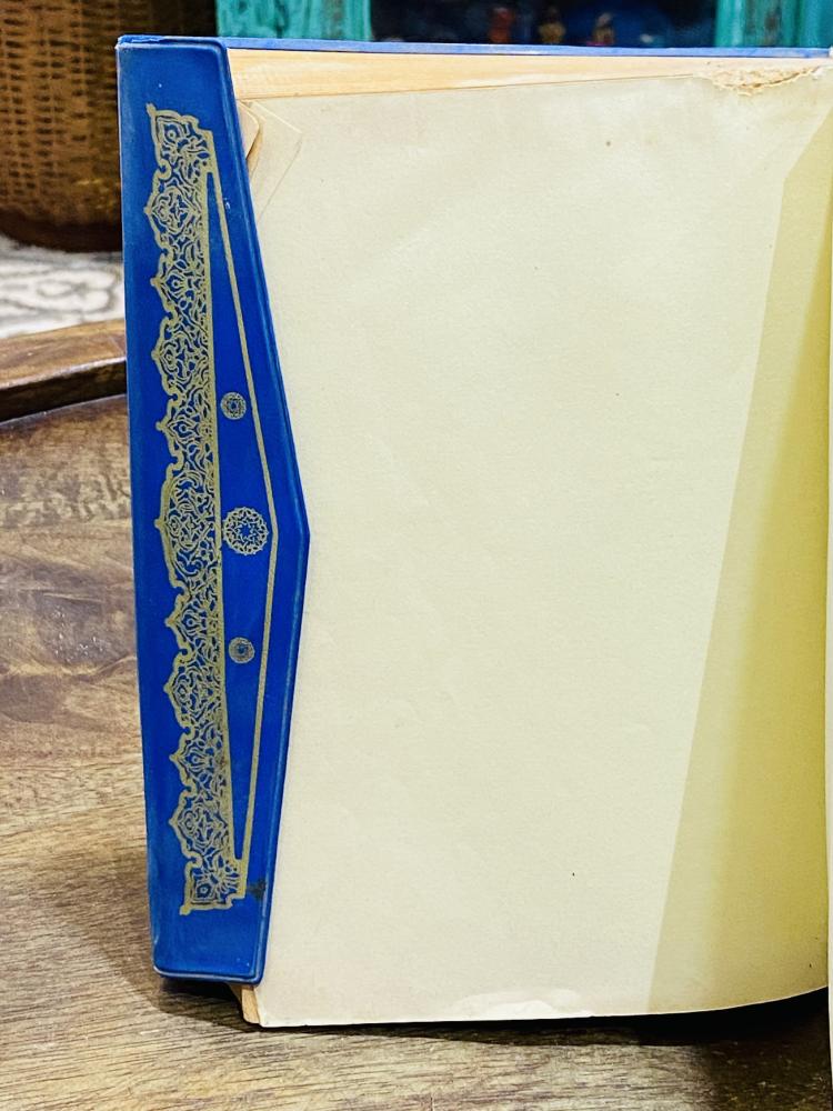 من النوادر؛ مصحف قديم بلون مميز عمره ٤٥ عام تقريباً حيث تمت طباعته في عام ١٩٦٩م