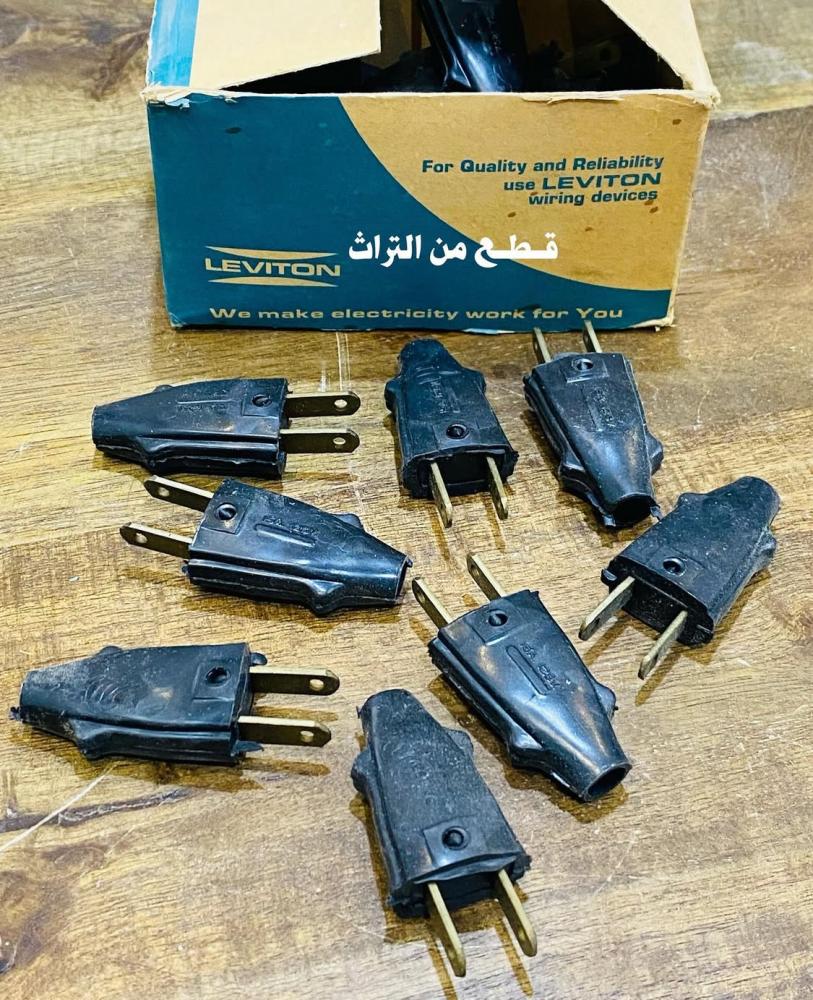 من البنود الشحيحة؛ أفياش كهربائية؛ من الربل المتين؛ قديمة جداً عمرها أكثر من ٦٠ عام مخزنة تخزين ممتاز؛ صناعة أمريكية (السعر للفيش الواحدة)