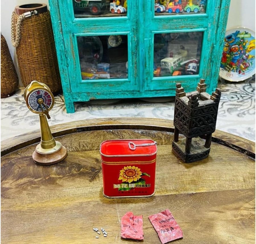 من النوادر؛ علبة حديد حجر ولاعات وقداحات الطيبين موزعة على مظاريف صغيرة كما هو واضح في الصور وداخل كل مظروف ١٠٠ حبة حجر بإجمالي أكثر من ١٠٠٠ حبة حجر بداخل العلبة كاملة ؛ وزن كيلو تقريباً؛ قديمة جداً مخزنة تخزين ممتاز؛ السعر للعلبة كاملة