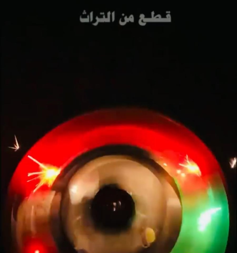 من البنود الشحيحة؛ ومن أقدم ألعاب الصاج وأجملها كانت من هدايا الحجاج قديماً؛ تعمل بالضغط على الزر البلاستيكي وتدور اللعبة ومع الدوران ينتج توليد شرار ملون حسب لون البلاستيك كما هو واضح؛ قديمة جداً مخزنة تخزين ممتاز لم تستخدم؛ صناعة اليابان