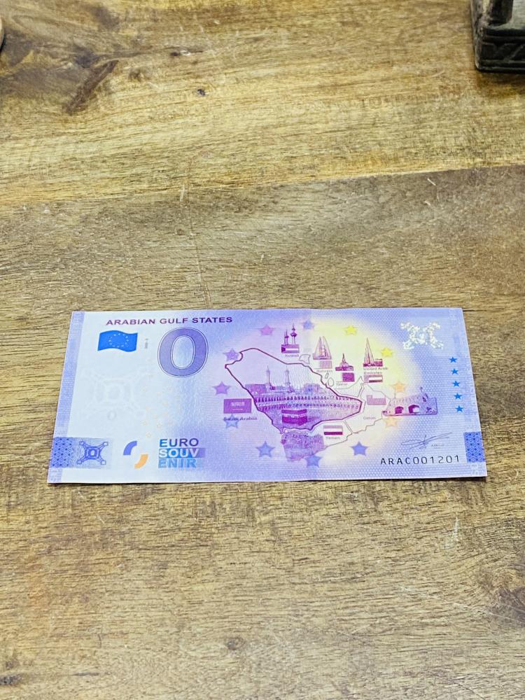 من البنود التذكارية المميزة؛ عملة تذكارية زيرو يورو بحالة (آنسر)؛ تحتوي على خريطة دول الخليج ومعلم لكل دولة وفي وسط خريطة المملكة صورة الحرم المكي؛ يعتبر من البنود المميزة لهواة جمع العملات