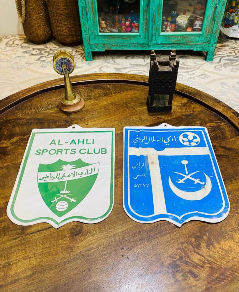 من البنود الشحيحة؛ عدد ٦ تعليقات متينة جداً مغطاة بنايلون شفاف متين طولها أكثر من ٣٠سم؛ لبعض الأندية السعودية بالشعارات القديمة عمرها قرابة الخمسين عام؛ مقتنى عالي التميز؛ السعر للحبة الواحدة