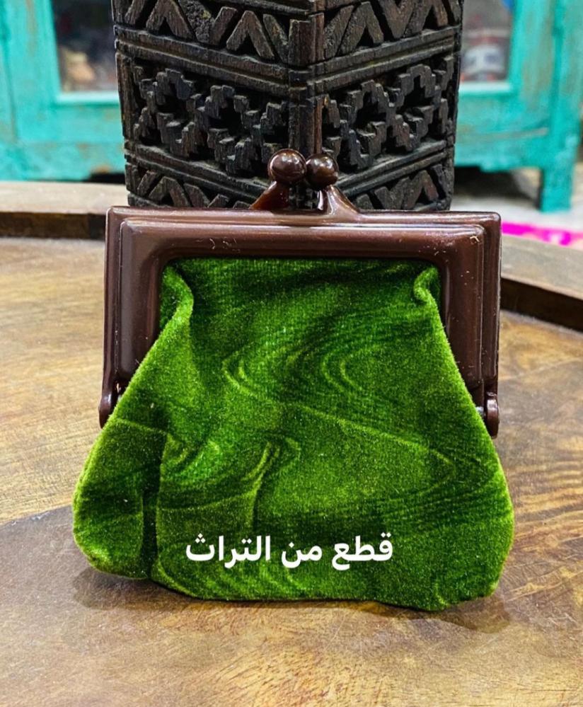 Among the distinguished items; a girls' bag made of satin; became famous in the eighties of the Gregorian calendar; made in Hong Kong; price per piece