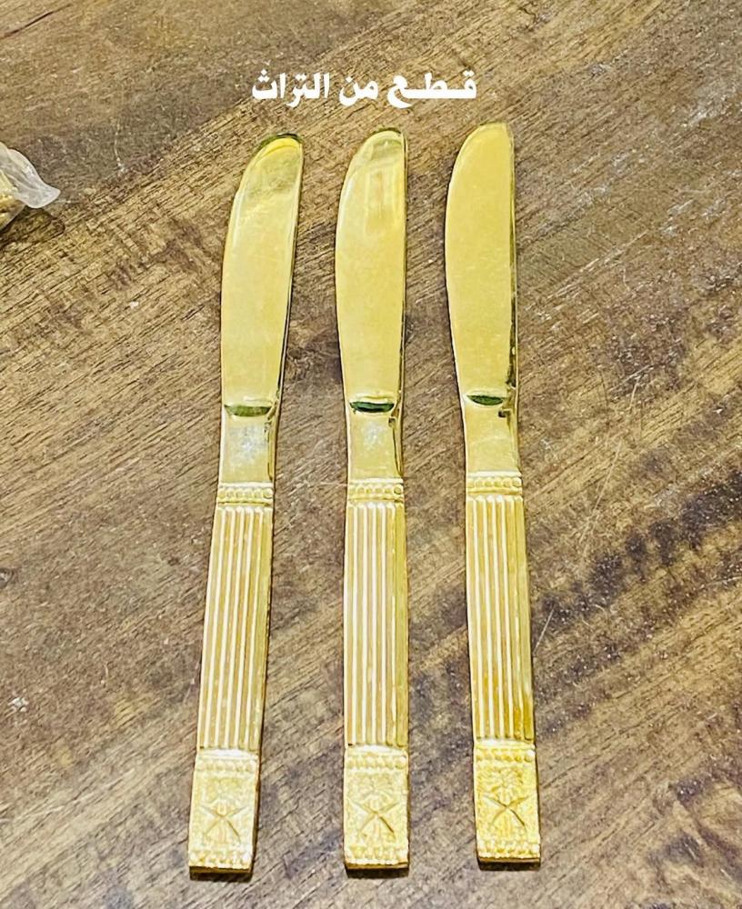 من النوادر؛ درزن سكاكين مذهبة بشعار الدولة سيفين ونخلة؛ مخزنة تخزين ممتاز؛ صناعة اليابان السعر الواضح للدرزن مع إمكانية الشراء بالحبة