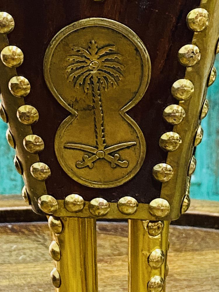 من النوادر؛ مبخرة من الخشب الطبيعي مزينة بالنحاس منحوت عليه شعار الدولة سيفين ونخلة؛ قديمة ومخزنة تخزين ممتاز لم تستخدم؛ صناعة باكستان